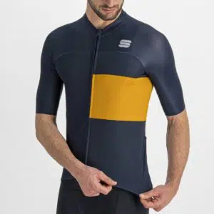 Sportful Snap Jersey tugging at front