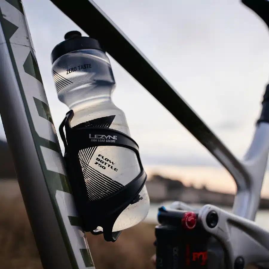 LEZYNE Flow Right Side Loading Bottle Cage Action