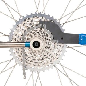 Park Tool SR-2.3 Chain Whip in action